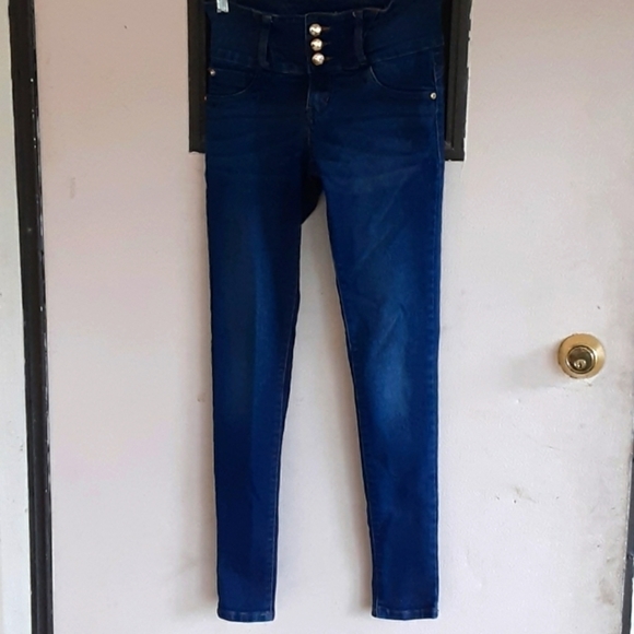Bella adorable tight jeans! 1 - Picture 1 of 5